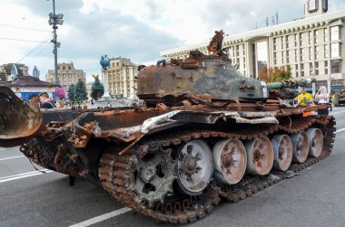 Kyiv 'deki sergi sırasında Khreshhatyk caddesinde park edilmiş Rus Federasyonu silahlı kuvvetlerinin yanmış ve hasar görmüş T-72-B3 tankı.