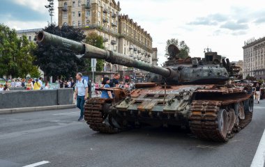 Kyiv 'deki sergi sırasında Khreshhatyk caddesinde park edilmiş Rus Federasyonu silahlı kuvvetlerinin yanmış ve hasar görmüş T-72-B3 tankı.