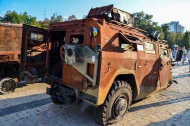 Hasarlı Rus Tigr-M piyade aracı Kyiv muharebesinde vuruldu ve yok edilen askeri teçhizat sergisinde sergilendi.