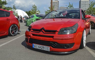 Modifiye edilmiş kırmızı Citroen C4, özel tekerler, modifiye ön tampon ve düşük süspansiyon ile benzersiz tarzını sergiliyor.