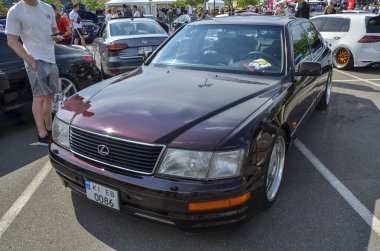 Lüks ikonik sedan 1996 Lexus LS 400, genellikle 