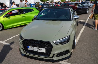 Audi A3 Cabriolet, yemyeşil renklere boyanmış, özel tekerlekler, düşük süspansiyon ve modifiye edilmiş ön tampon.