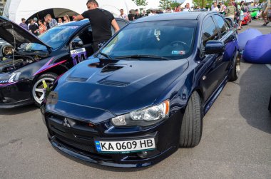 Mitsubishi Lancer, güvenilirliği ve performansıyla bilinen çok yönlü kompakt bir araba pratik ve sürüş heyecanı dengesi sunuyor.