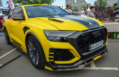Çarpıcı lüks Audi RS Q81 1st General (4MN), güçlü motoru ve agresif stiliyle bilinen yüksek performanslı bir SUV
