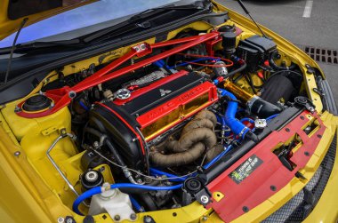 Canlı renkli Mitsubishi araba motorunun yakın plan görüntüsü yüksek performanslı ayar parçaları ve modifikasyonları gösteriyor