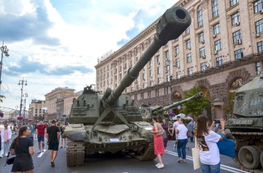 Yanmış ve ezilmiş Rus kendinden güdümlü howitzer 152 mm Msta-S Ukrayna 'da savaşırken yok ediyordu.
