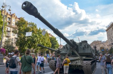 Yanmış ve ezilmiş Rus kendinden güdümlü howitzer 152 mm Msta-S Ukrayna 'da savaşırken yok ediyordu.