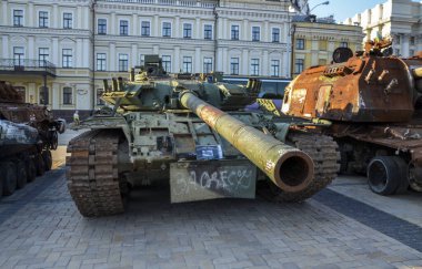 Rus askeri teçhizatının sergilendiği Khreshhatyk caddesinde Ukrayna kuvvetleri tarafından yakalanan T-80 tankı sergilendi.