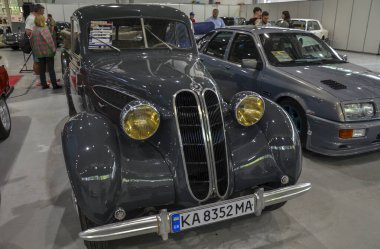 1939 BMW 321, 1930 'ların klasik arabası, yenilikçi mühendisliğiyle tanınır. Bu nadir ve tarihi araç BMW tarihinde önemli bir dönüm noktasını temsil ediyor.