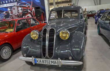 1939 BMW 321, 1930 'ların klasik arabası, yenilikçi mühendisliğiyle tanınır. Bu nadir ve tarihi araç BMW tarihinde önemli bir dönüm noktasını temsil ediyor.