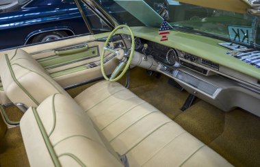 Eski model Cadillac DeVille 'in detaylı görüntüsü bozulmamış, eski tarz iç mekan, gösterge paneli, direksiyon ve zarif döşeme.