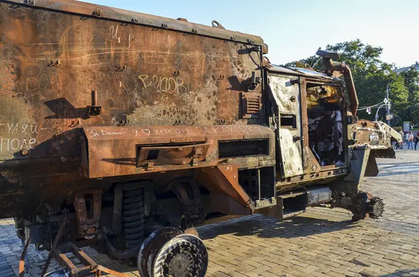 Rus silahlı kuvvetlerinden BMM Linza, Ukrayna silahlı kuvvetleri tarafından yok edildi ve Kyiv 'in merkezindeki Khreschatyk Caddesi' nde sergilendi. 