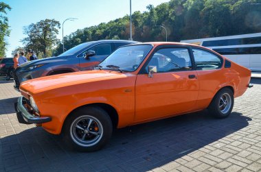 Japon otomobili Orange Isuzu Gemini, sıklıkla diğer modellerle platformları ve bileşenleri paylaşıyor, pratik ve uygun fiyatlı bir karışım sunuyor.