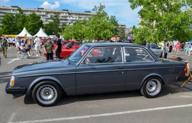 Volvo 242, İskandinav otomotiv mühendisliğinin bir sembolü olan, kutu şeklinde ve ayırt edici ızgarasıyla tanınan klasik bir İsveç sedanıdır.