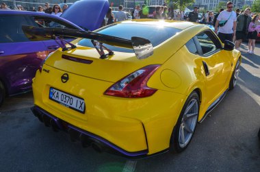 Nissan 370Z, güçlü V6 motoru, arkadan çekişli, zarif tasarımı ve çevik kullanımıyla bilinen klasik bir spor araba.