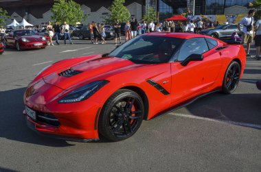 Kırmızı Chevrolet Corvette Stingray, efsanevi otomobil, genellikle 