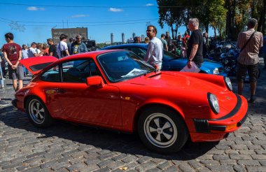 Kırmızı ikonik spor araba Porsche 911 Carrera arka motorlu şaheser kendine özgü silüeti ve düz altı motorlu motoru dünya çapında araba meraklılarını cezbetmeye devam ediyor.
