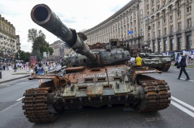 1989 yılında Ukrayna 'nın savaş alanlarında yok edilen Rus T-72-B3 tank modeli, Kyiv' deki imha edilmiş Rus teçhizatı sergisinin bir parçası olarak görülüyor. 