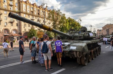 T-90A ana savaş tankı (Rus Federasyonu) Ukrayna Silahlı Kuvvetleri tarafından Ukrayna 'nın başkenti Kyiv' deki imha edilmiş Rus askeri teçhizatının sergilendiği sergide imha edildi.