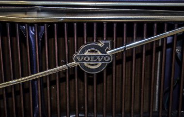 İkonik amblemi, klasik tasarımı ve otomotiv mühendisliğini içeren antik bir Volvo araba ızgarasının ayrıntılı görüntüsü