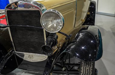 Zarif klasik araba GAZ. Krom aksanlı, siyah tekerlek kemerli ve 20. yüzyılın ortalarını temsil eden ayırt edici farlı retro estetik sergileniyor. 