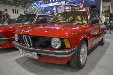 Kırmızı BMW E21, klasik ve ikonik kompakt sedan. Böbrek ızgaraları ve arkadan çekişli. Başarılı 3 serinin temelini oluşturdu.