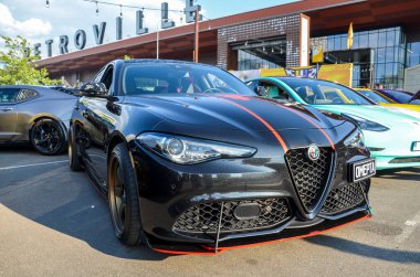 Alfa Romeo Giulia, modern İtalyan spor sedanı. Heyecan verici bir performans ve zamansız bir zarafet sunuyor.