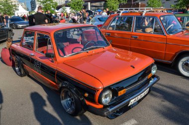 Ukrayna 'da üretilen küçük ZAZ-968 M arka motorlu araba, Sovyet döneminden kalma bir otomotiv marifeti sembolü.