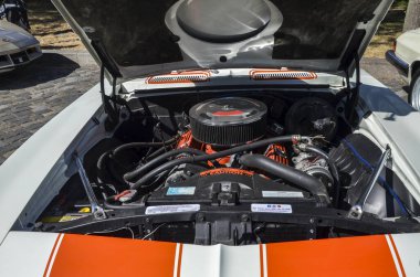 Chevrolet Camaro SS 350 model klasik bir arabanın kaputunu aç. Detaylı motorunu sadece açık hava araba sergisi sırasında gösteriyor. 