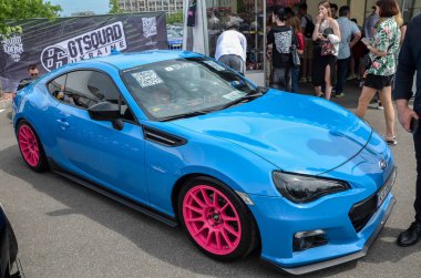 Mavi spor araba Subaru BRZ, arka tekerden çekişli hafif coupe ve yatay olarak zıt motorlu 
