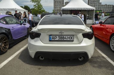 Beyaz Toyota 86, çevik kullanımı, dengeli performansı ve çekici sürüş dinamiği ile ünlü heyecan verici bir spor araba.