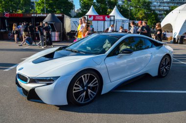 BMW i8, fütüristik tasarımı elektrikle harmanlayan çığır açan hibrit bir spor araba.