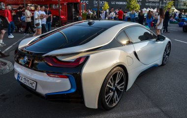 BMW i8, fütüristik tasarımı elektrikle harmanlayan çığır açan hibrit bir spor araba.