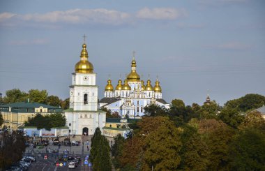 Ukrayna, Kyiv 'deki Majestic St. Michael' s Altın Kubbe Manastırı. İkonik altın kubbeler mavi gökyüzüne karşı duruyor.