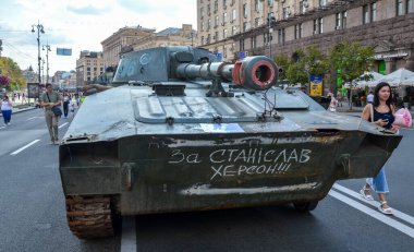 Kyiv 'deki Khreshhatyk Caddesi' nde sergilenen 2S1 