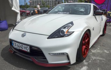 Beyaz renkli spor araba Nissan 370Z güçlü motoru, çevik kullanımı ve çekici sürüş dinamiği ile ünlüdür.