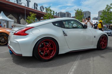 Beyaz renkli spor araba Nissan 370Z güçlü motoru, çevik kullanımı ve çekici sürüş dinamiği ile ünlüdür.