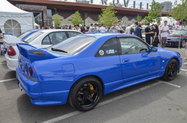 Nissan Skyline GT-R33, muhteşem performansı, gelişmiş teknolojisi ve ikonik statüsü ile ünlü efsanevi bir spor araba.