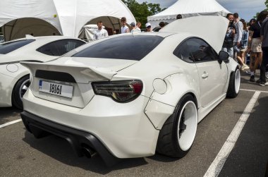 Beyaz spor araba Toyota 86 arka tekerden çekişli ve yatay olarak zıt motorlu çevik ve çekici dinamikleriyle tanınıyor.