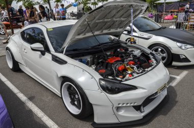 Beyaz spor araba Toyota 86 arka tekerden çekişli ve yatay olarak zıt motorlu çevik ve çekici dinamikleriyle tanınıyor.