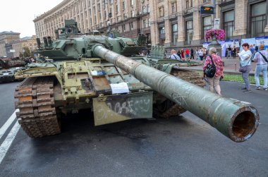 Ukrayna Silahlı Kuvvetleri tarafından yok edildi. Orta Kyiv 'deki Khreschatyk Caddesi' ndeki Rus Federasyonu 'nun silahlı kuvvetlerinin 80 tankı.