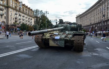 Ukrayna Silahlı Kuvvetleri tarafından yok edildi. Orta Kyiv 'deki Khreschatyk Caddesi' ndeki Rus Federasyonu 'nun silahlı kuvvetlerinin 80 tankı.