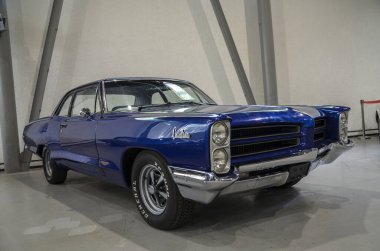 Mavi tam boy Amerikan arabası Pontiac Catalina konfor, performans ve lüks karışımıyla tanınır.