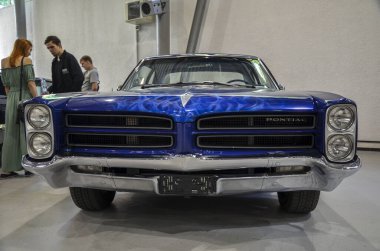 Mavi tam boy Amerikan arabası Pontiac Catalina konfor, performans ve lüks karışımıyla tanınır.
