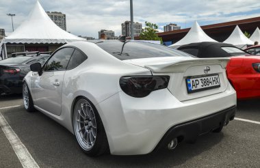 Gösterişli beyaz spor araba Toyota Scion arka tekerden çekişli ve yatay olarak zıt motorlu açık hava otomotiv etkinliği