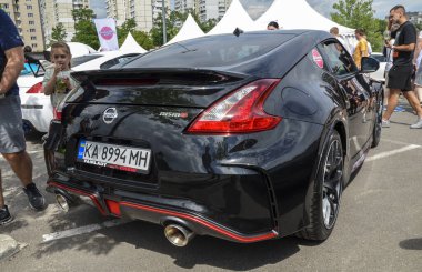 Siyah Nissan 370Z, güçlü motoru, çevik kullanımı ve çekici sürüş dinamiği ile ünlü heyecan verici bir spor araba.