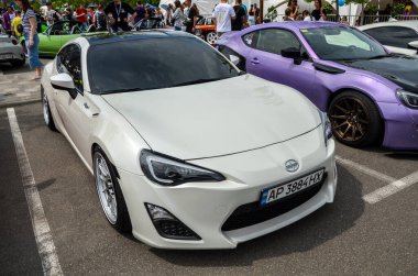 Gösterişli beyaz spor araba Toyota Scion arka tekerden çekişli ve yatay olarak zıt motorlu açık hava otomotiv etkinliği