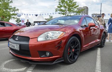 Mitsubishi Eclipse 'in popüler arabası, parlak çizgileri ve mevcut performans güncellemeleriyle sürücüler için pratik ve heyecan verici bir karışım sundu