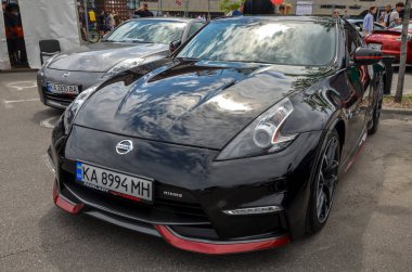 Siyah Nissan 370Z, güçlü motoru, çevik kullanımı ve çekici sürüş dinamiği ile ünlü heyecan verici bir spor araba.