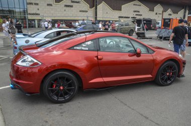 Mitsubishi Eclipse 'in popüler arabası, parlak çizgileri ve mevcut performans güncellemeleriyle sürücüler için pratik ve heyecan verici bir karışım sundu